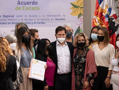 El presidente de Chile, Gabriel Boric (centro), participa en el acto oficial de firma del Acuerdo de Escazú, el pasado marzo, en el Palacio de La Moneda de Santiago de Chile.