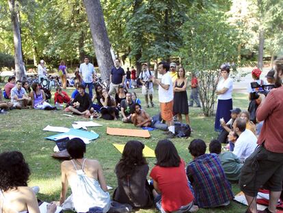 Un grupo de los indignados que participaron ayer en el encuentro del Retiro.