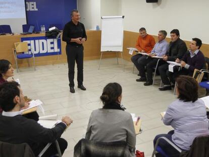 Uno de los cursillos impartifos a concejales y alcaldes por la Asociación de Municipios Vascos Eudel.