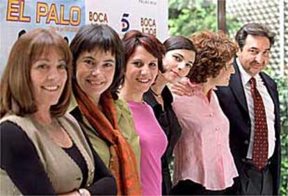 De izquierda a derecha, Carmen Maura, Eva Lesmes, Malena Alterio, Maribel Verdú, Adriana Ozores y el productor César Benítez.