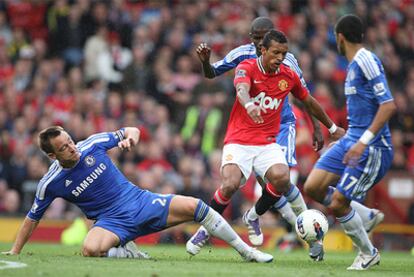 Nani se marcha de tres rivales del Chelsea.