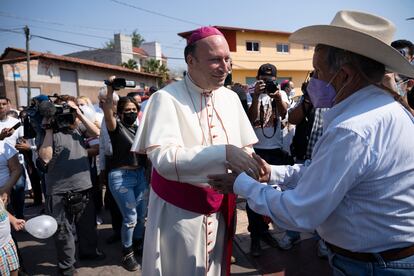 El nuncio apostólico en México, Franco Coppola, visita Aguililla, en Michoacán.