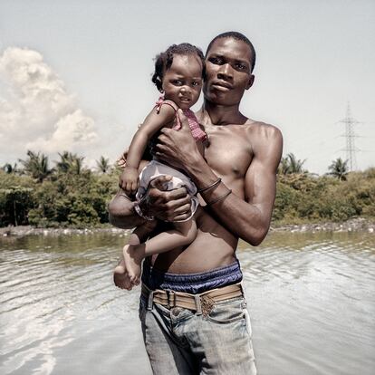 Un padre y su hija, en el río San Marcos, en Puerto Plata.