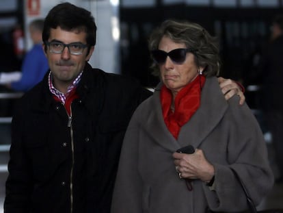 Familiares de pasajeros del vuelo de Germanwings en el aeropuerto de El PRat