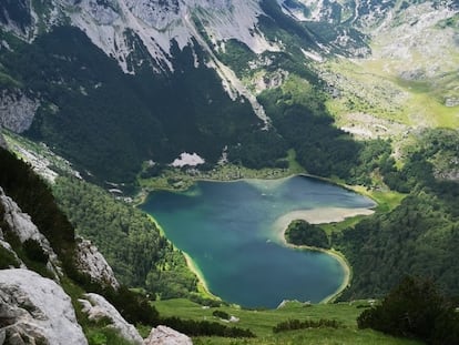 Vista del lago Trnovačko, desde el monte Maglić, en Bosnia-Herzegovina.