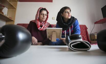 Shabnam (i) y Sadaf Rahimi, en su casa en Madrid. 