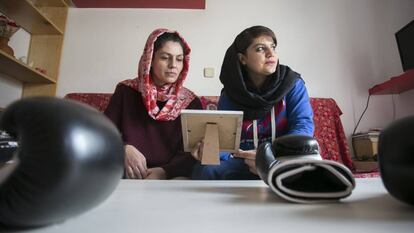 Shabnam (i) y Sadaf Rahimi, en su casa en Madrid. 