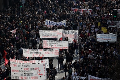 Manifestantes portan pancartas durante la protesta en el centro de Atenas, este viernes.