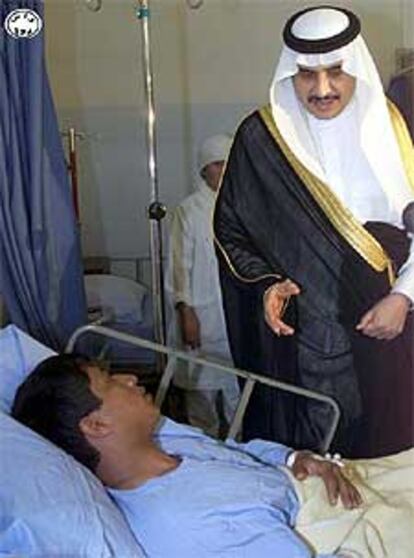 Mohamed Bin Fahd, gobernador de la región, visita a los heridos en el hospital de Dammam.