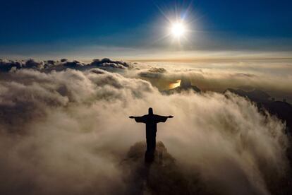 El sol sale frente a la estatua del Cristo Redentor en Río de Janeiro (Brasil). La estatua celebra su 90º aniversario en octubre de 2021 y está siendo restaurada para garantizar que tenga el mejor aspecto para el público y los turistas que la visitan.