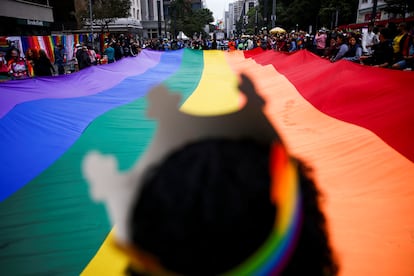 La Avenida Paulista, la principal y más emblemática vía de Sao Paulo, mayor ciudad de Brasil, prácticamente fue cubierta por la bandera del arco iris este domingo 19 de junio por cientos de miles de personas que volvieron a las calles tras dos años de pausa por la pandemia para conmemorar el Día del Orgullo Gay.