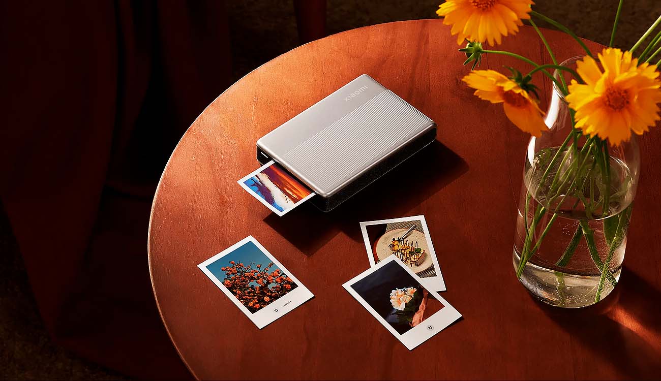 Xiaomi Portable Photo Printer 1S en una mesa