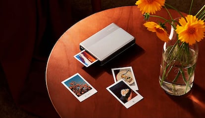 Xiaomi Portable Photo Printer 1S sobre una mesa