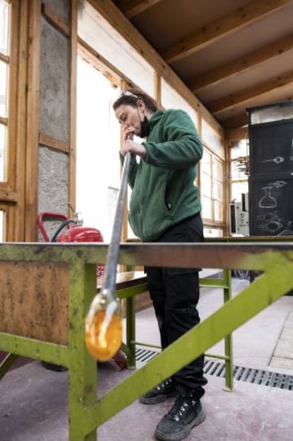 Alba Martín, profesora de soplado de vidrio en la escuela de la Real Fábrica de Cristales de La Granja (Segovia).