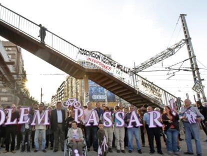 Cuatro colectivos se unieron ayer para reivindicar que se haga accesible la pasarela peatonal Amparo Iturbi, de Valencia. 