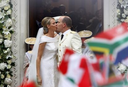 La princesa Carlina y el príncipe Alberto II de Mónaco se besan frente a la iglesia Sainte Devote de Mónaco después de su boda, el 2 de julio de 2011.