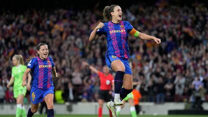 Alexia Putellas y Claudia Pina celebran el quinto gol del Barcelona ante el Wolfsburgo el pasado 22 de abril en el Camp Nou.