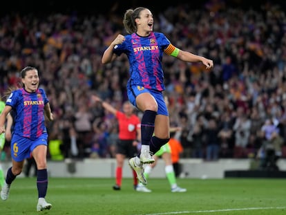 Alexia Putellas y Claudia Pina celebran el quinto gol del Barcelona ante el Wolfsburgo el pasado 22 de abril en el Camp Nou.