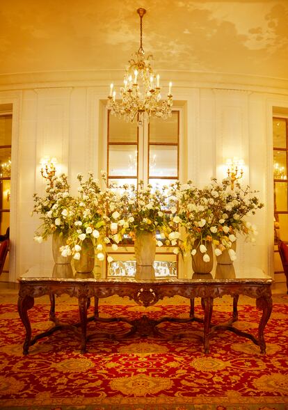 Detalle de uno de los salones de la recepción con flores frescas sobre una mesa del siglo XVIII.