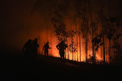 Los equipos de emergencias trabajaban este domingo en un incendio anterior en Ponteceso  (A Coruña)