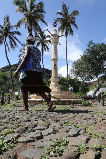 Una mujer camina delante del 'pelourinho', en Cidade Velha (Cabo Verde), espacio en el que se castigaba a los esclavos.