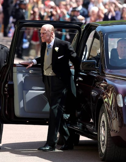 Desde que vimos 'The Crown' sabemos que el marido de la Reina Isabel II ha naufragado en muchas de sus batallas, pero casi siempre ha salido vencedor de la de la elegancia. Posiblemente, Felipe (Grecia, 1921) sea uno de los hombres que mejor conoce el laberíntico mundo de la etiqueta sartorial británica, así que en esta ocasión esperábamos de él precisamente esto: corrección, medida y elegancia. La corbata estampada en tonos violeta, por cierto, fue una de las más bonitas en una boda repleta de corbatas anodinas.