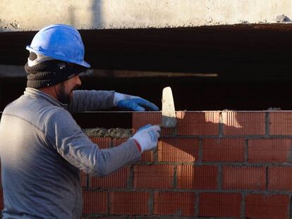 Un albañil trabaja en una obra en Valladolid.