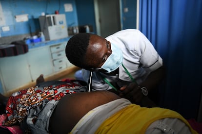 Un doctor escucha el latido de un bebé en un centro de salud en Chiradzulu, al sur de Malawi.