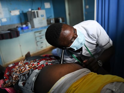 Un doctor escucha el latido de un bebé en un centro de salud en Chiradzulu, al sur de Malawi.