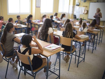 Alumnos del colegio de educación de infantil y primaria, Jacarandá, en Sevilla, durante el primer día de curso escolar.