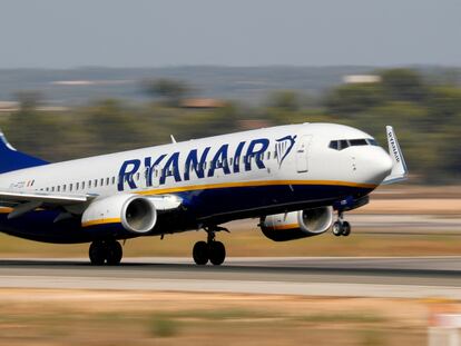 Un B737 de Ryanair parte del aeropuerto de Palma de Mallorca.