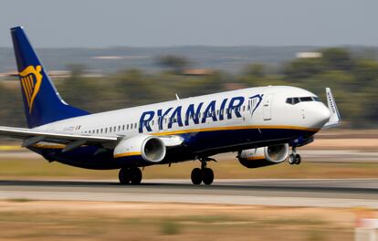 Un B737 de Ryanair parte del aeropuerto de Palma de Mallorca.