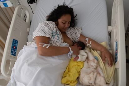 Una mujer de la comunidad indígena de Tulancingo (Estado de Hidalgo) acaricia a su bebé recibido en el Hospital General del municipio, en mayo de 2022.