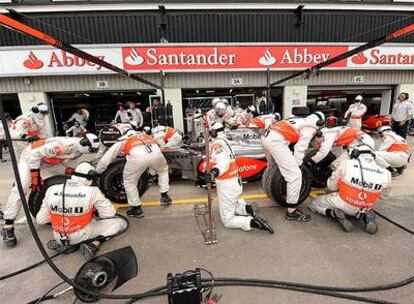 Los mecánicos de McLaren realizan un repostaje en Silverstone.