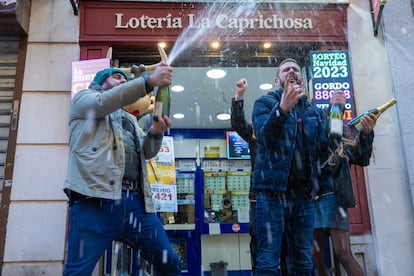 Celebración del tercer y cuarto premio de la Lotería de Navidad en la administración La Caprichosa de Toledo. 