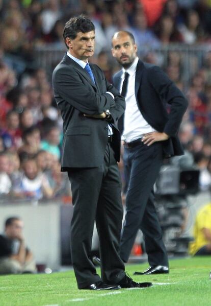 El entrenador de Osasuna, José Luis Mendilibar, observa el partido con Guardiola al fondo.
