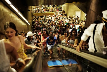 Metrô lotado de foliões para o bloco Casa Comigo, na Vila Madalena