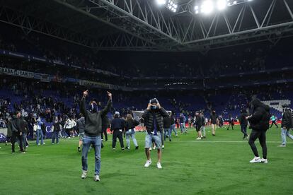 Un grupo de seguidores ultra del Espanyol saltan al campo tras el partido Espanyol-Barça que concluyó 2-4.