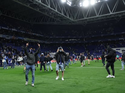 Un grupo de seguidores ultra del Espanyol saltan al campo tras el partido Espanyol-Barça que concluyó 2-4.