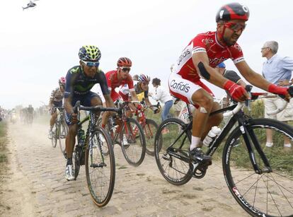 A la izquierda, Nairo Quintana, del Movistar, durante la cuarta etapa.