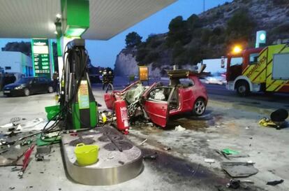 Automóvil en el que Víctor Llorens se llevó a Andrea Carballo, tras estrellarse contra una gasolinera de Benicàssim.