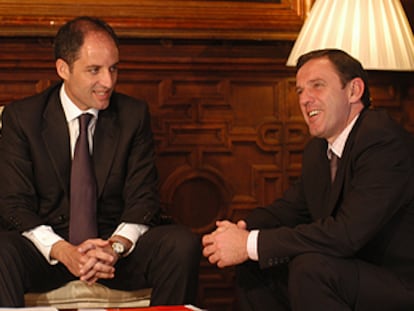 Francisco Camps y Joan Ignasi Pla, ayer, durante su entrevista en el Palau de la Generalitat.