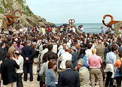 Concentración de periodistas ayer en el <b></b><i>Peine de los Vientos,</i> en San Sebastián.