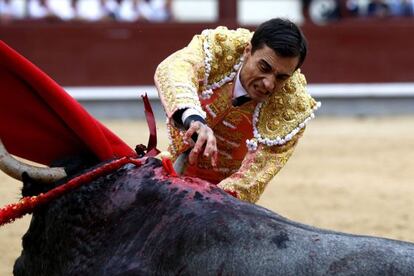 Paco Ureña, tras entrar a matar en la corrida de la Feria de Otoño en Las Ventas del pasado domingo.