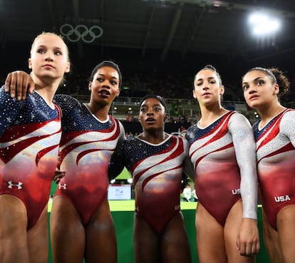 En 2016, Simone Biles, Gabby Douglas, Laurie Hernandez, Madison Kocian y Aly Raisman, bautizadas como las Final Five, brillaron en los Juegos de Río. Formaban la selección de gimnasia femenina de EE UU y, con nueve medallas olímpicas a sus espaldas, se convirtieron en el orgullo de la nación. Hasta hace unas semanas, esta era su única cara mediática. Sin embargo, esto cambió cuando Aly Raisman y McKayla Maroney acusaron ante los medios a Larry Nassar, médico del equipo, de abusar de ellas escudándose en razones médicas. Gabby Douglas se sumó unos días después a la denuncia confesando que al igual que sus compañeras sufrió abusos. Las gimnastas aseguran que Nassar las penetró vaginal y analmente con los dedos, cargos por los que el médico, que cuenta con 22 casos de conducta sexual criminal, puede enfrentarse a 25 años de cárcel. "La gente debería saber que esto no pasa solo en Hollywood. Pasa en todas partes. Yo tenía el sueño de ir a los Juegos Olímpicos y las cosas que tuve que sufrir para llegar allí fueron innecesarias y asquerosas", declaró Maroney. En la imagen, las gimnastas después de una prueba en los Juegos de Río 2016.