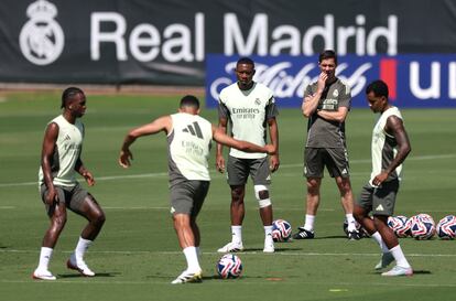 Xabi observa Vinicius, Trent, Alaba e Rodrygo durante o primeiro treino do Madrid em Palm Beach Gardens.