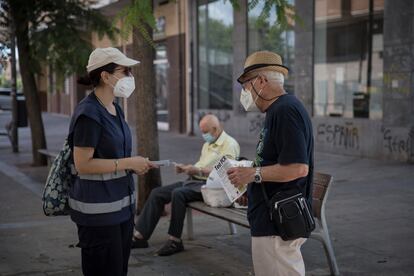 Agentes cívicos de Ripollet distribuyen folletos informativos a los vecinos del barrio de Tiana.