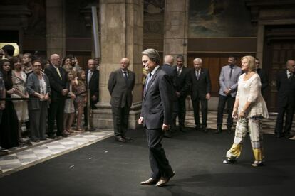 Artur Mas, cap al final de l'acte, es dirigeix a saludar els exconsellers d'Unió.