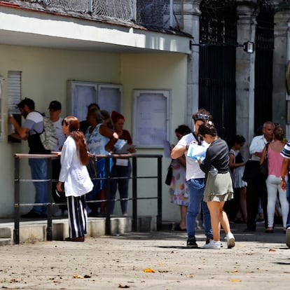 AME2170. LA HABANA (CUBA), 16/07/2024.- Personas hacen fila para ser atendidos en la embajada de España este martes en La Habana (Cuba). El parlamento cubano tramita a partir de mañana las futuras leyes de Migración, Ciudadanía y Extranjería, tres normas que están generando dudas y controversia por sus posibles repercusiones en medio del mayor éxodo de la isla en décadas. EFE/Ernesto Mastrascusa
