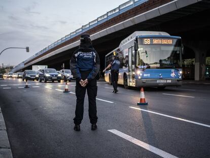 Control policial para vigilar el movimiento de los ciudadanos en Puente de Vallecas este lunes.